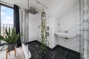 En Suite angle 2- click for photo gallery